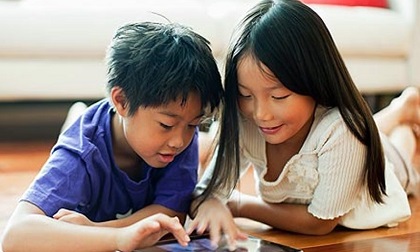 Trẻ suốt ngày dán mắt lên thiết bị thông minh thực ra không xấu như bạn nghĩ