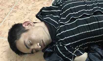 Cảnh sát nổ súng bắt kẻ vờ ngáo đá, cướp tài sản trên xa lộ