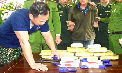 Xuyên rừng bắt đối tượng mang 60.000 viên ma túy