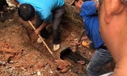 Phá cống nước thải, cứu nam thanh niên ngáo đá