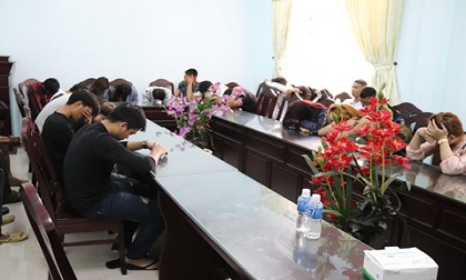 34 người bị bắt quả tang phê ma túy trong quán karaoke