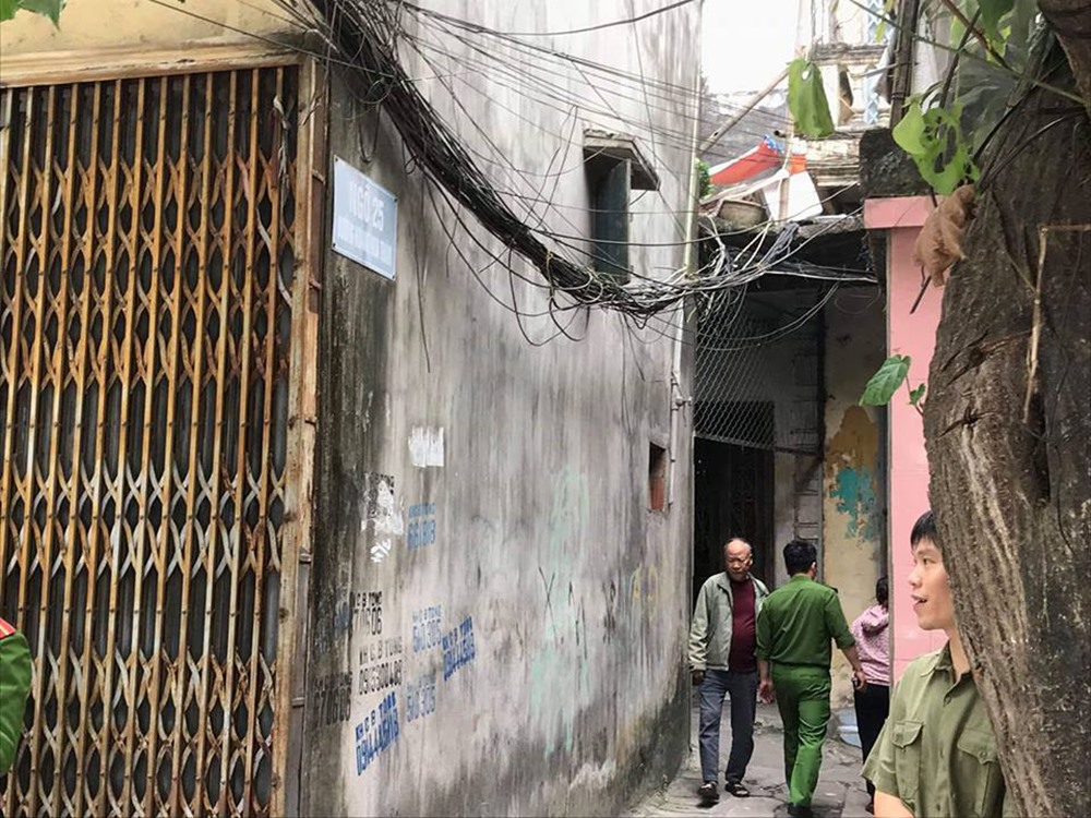 Ngõ 25 đường Hoàng Hoa Thám, nơi gia đình nạn nhân sinh sống.