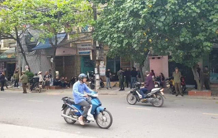 Người dân tập trung theo dõi vụ việc.