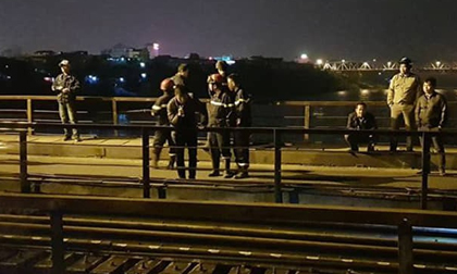 Một người đi bộ trên đường ray cầu Long Biên bị tàu hỏa đâm văng xuống sông Hồng
