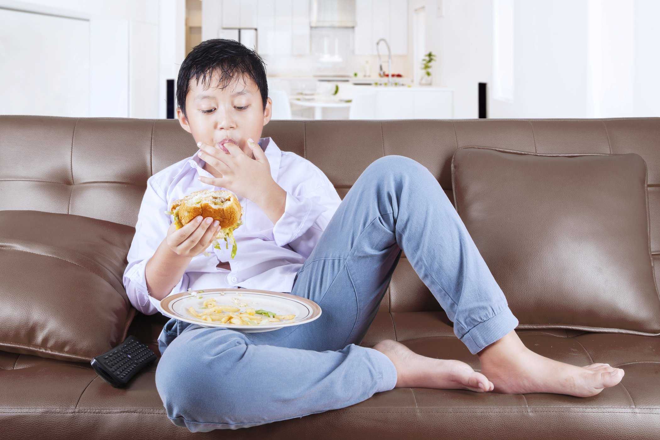 cau be 3 tuoi an khoe hon nguoi cha, sau 6 nam moi phat hien ra con mac benh - 2