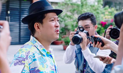 Phản ứng của Trường Giang trước câu hỏi về con khi bị vây kín trước cửa biệt thự