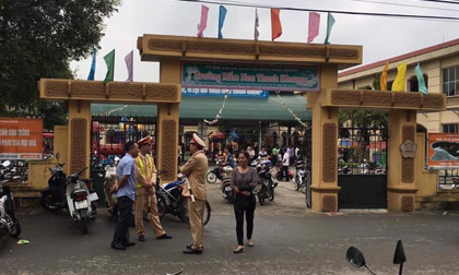Nghi trường mầm non cho trẻ ăn 'thịt bẩn', phụ huynh vây kín bếp ăn yêu cầu làm rõ