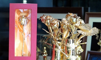 Hồng mạ vàng 5 triệu/bông: Quý ông 'chịu chơi' tặng quà 8/3