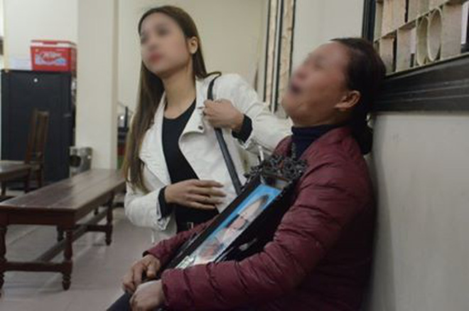 Xét xử ca sĩ Châu Việt Cường nhét tỏi khiến cô gái tử vong: Mẹ nạn nhân mang di ảnh đến tòa, khóc nức nở Xét xử ca sĩ Châu Việt Cường nhét tỏi khiến cô gái tử vong: Mẹ nạn nhân mang di ảnh đến tòa, khóc nức nở