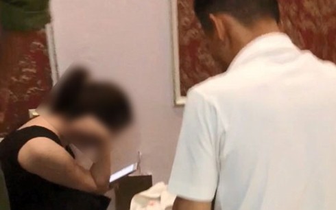 Vụ cô giáo ở chung phòng với nam sinh lớp 10: Việc chứng minh tội danh không đơn giản? - Ảnh 1.