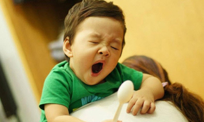 Cho trẻ ngủ muộn có tác hại khủng khiếp: Không chỉ thấp còi, mà còn có nhiều nguy cơ khác