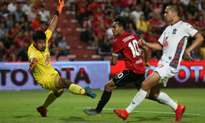 Đặng Văn Lâm trổ tài, Muangthong United đã biết thắng