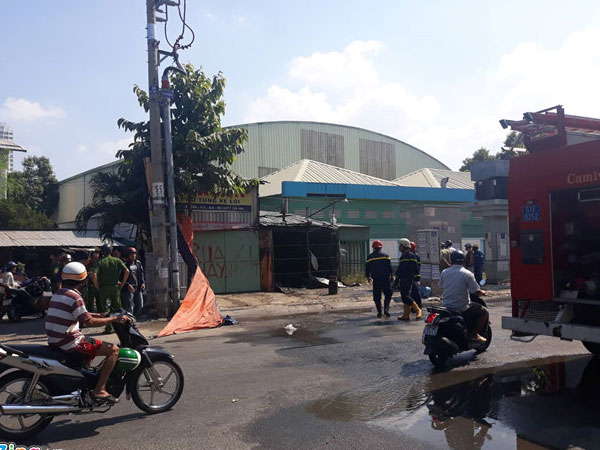4 xe máy cháy trơ khung trong tiệm sửa xe ở Sài Gòn