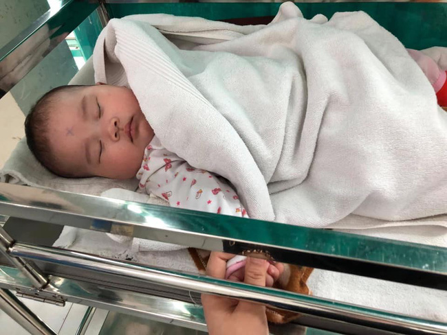 Vĩnh Phúc: Người dân phát hiện bé gái bị bỏ rơi ngay tại khoa sơ sinh vào ngày 8/3 - Ảnh 1.