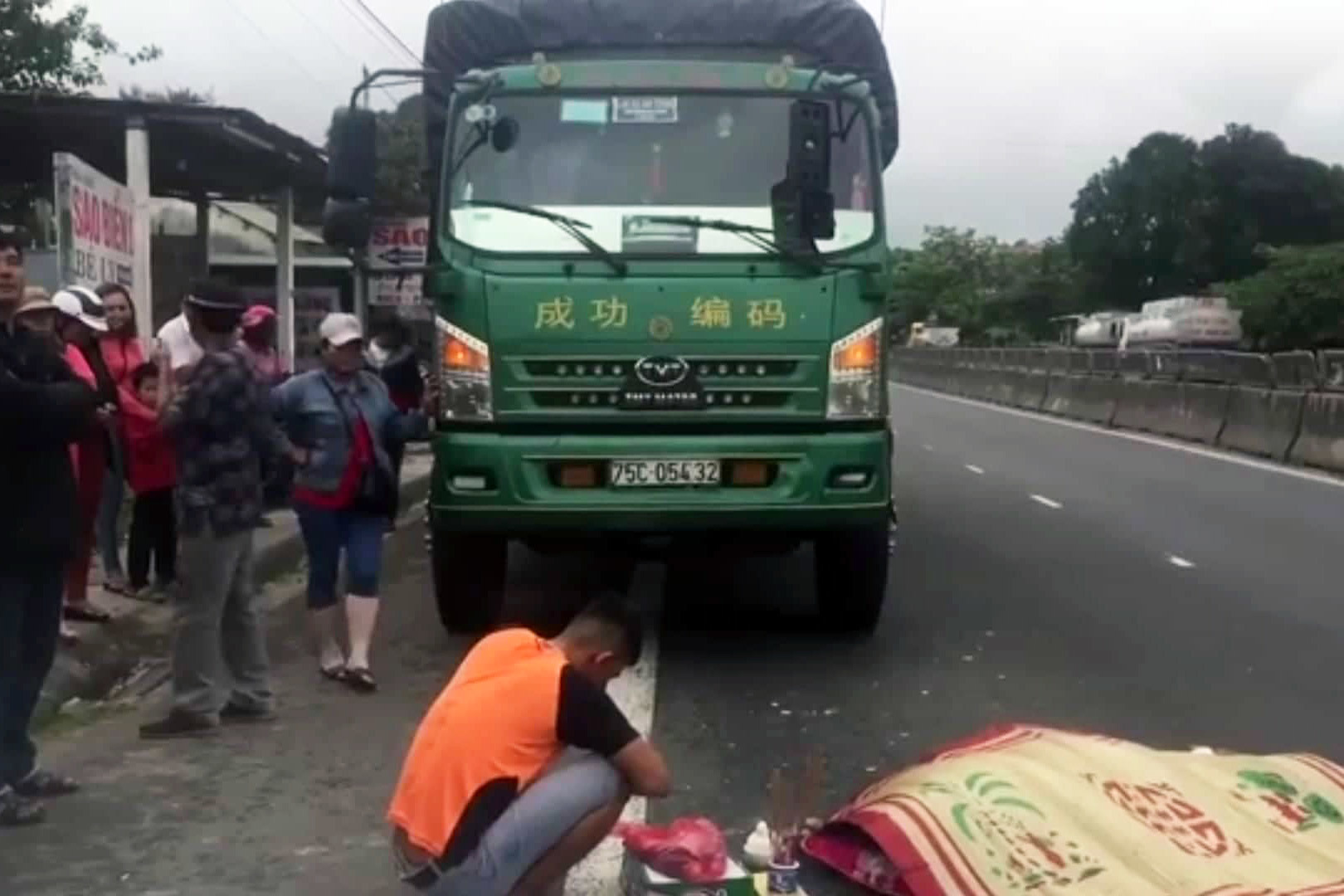 tt-hue: vua tu cabin xuong, tai xe xe tai bi xe khach dam chet tham hinh anh 1