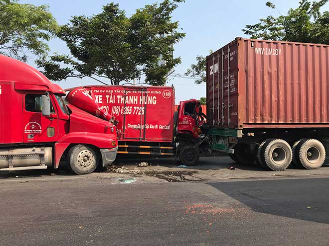 Ớn lạnh với hiện trường vụ tai nạn xe tải bị kẹp giữa 2 xe container - 1