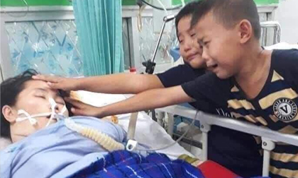 Hai bé trai khóc nghẹn, tận tay sờ mặt mẹ lần cuối: 'Xin mẹ đừng đi!'