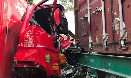Ớn lạnh với hiện trường vụ tai nạn xe tải bị kẹp giữa 2 xe container