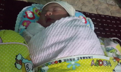 Bé gái sơ sinh còn nguyên dây rốn tím tái trong bãi rác