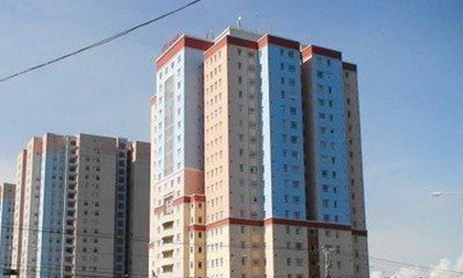 Bất cẩn trong lúc vui chơi, một em bé rơi từ chung cư xuống đất tử vong