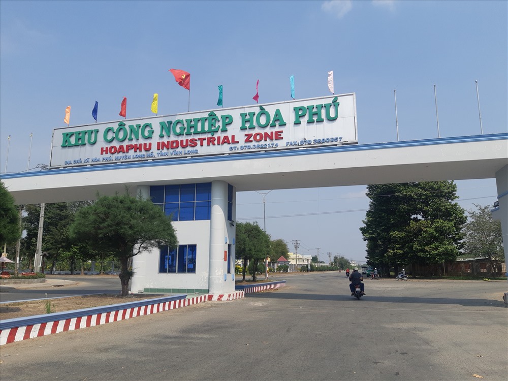 Lối vào khu công nghiệp Hòa Phú. Ảnh: Bảo Trung