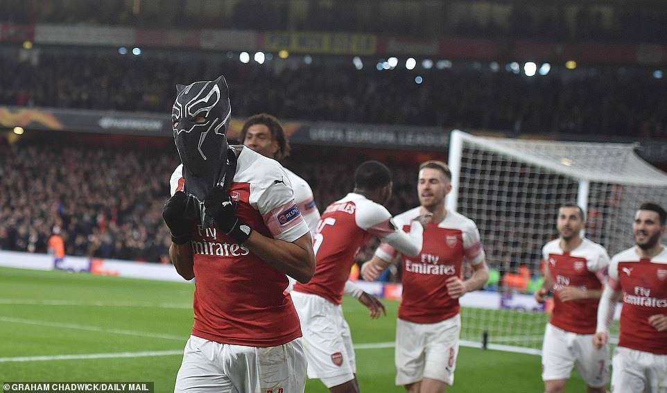 Aubameyang hóa 'Chiến binh Báo Đen', Arsenal vào tứ kết