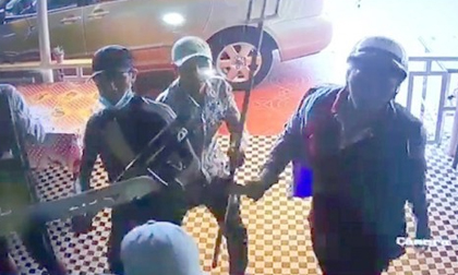 20 côn đồ đập phá quán cà phê, bà chủ kéo 4 con nhỏ chạy vào phòng ngủ chốt cửa cố thủ