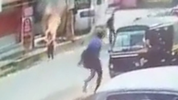 Cô gái bị tẩm xăng, thiêu sống giữa đường.