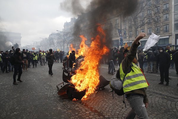Bạo lực dâng cao, trung tâm Paris chìm trong khói lửa