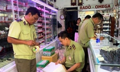 Phát hiện hàng ngàn chiếc đồng hồ thương hiệu nổi tiếng nghi hàng giả, hàng nhái