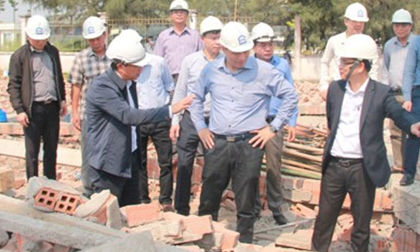 Vụ sập tường ở Vĩnh Long: Đình chỉ thi công để điều tra nguyên nhân