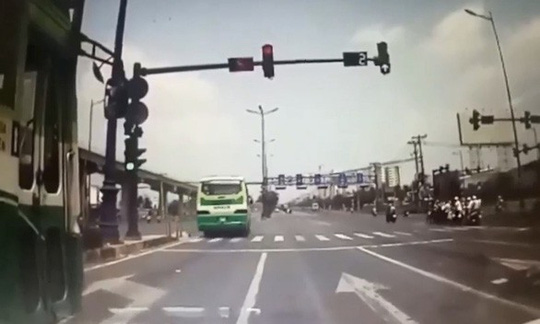 TP HCM: Xe buýt vượt đèn đỏ khiến xe ben suýt gây tai nạn kinh hoàng TP HCM: Xe buýt vượt đèn đỏ khiến xe ben suýt gây tai nạn kinh hoàng