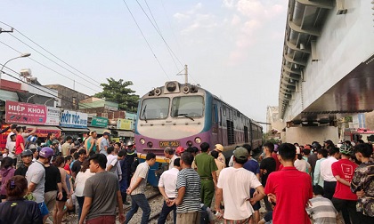 Mắc kẹt dưới gầm tàu hỏa, người đàn ông vẫn thoát chết thần kì