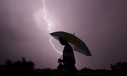 Đứng trước hiên nhà khi trời mưa giông, cô gái bị sét đánh tử vong
