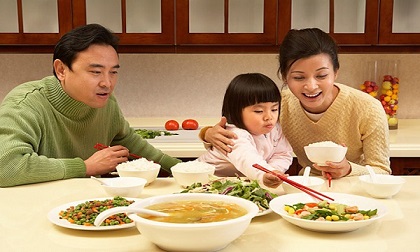 6 điều cần dạy con trong bữa ăn trước khi quá muộn, lớn lên bé sẽ cảm ơn cha mẹ không hết