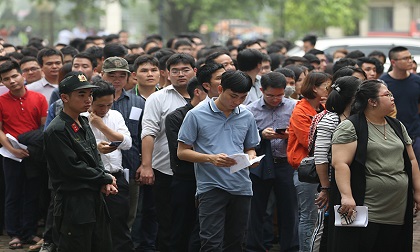 Nghìn người xếp hàng lấy vé online xem U23 Việt Nam