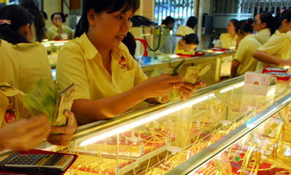 Giá vàng hôm nay 21/3: Ồ ạt mua vào, vàng chao đảo