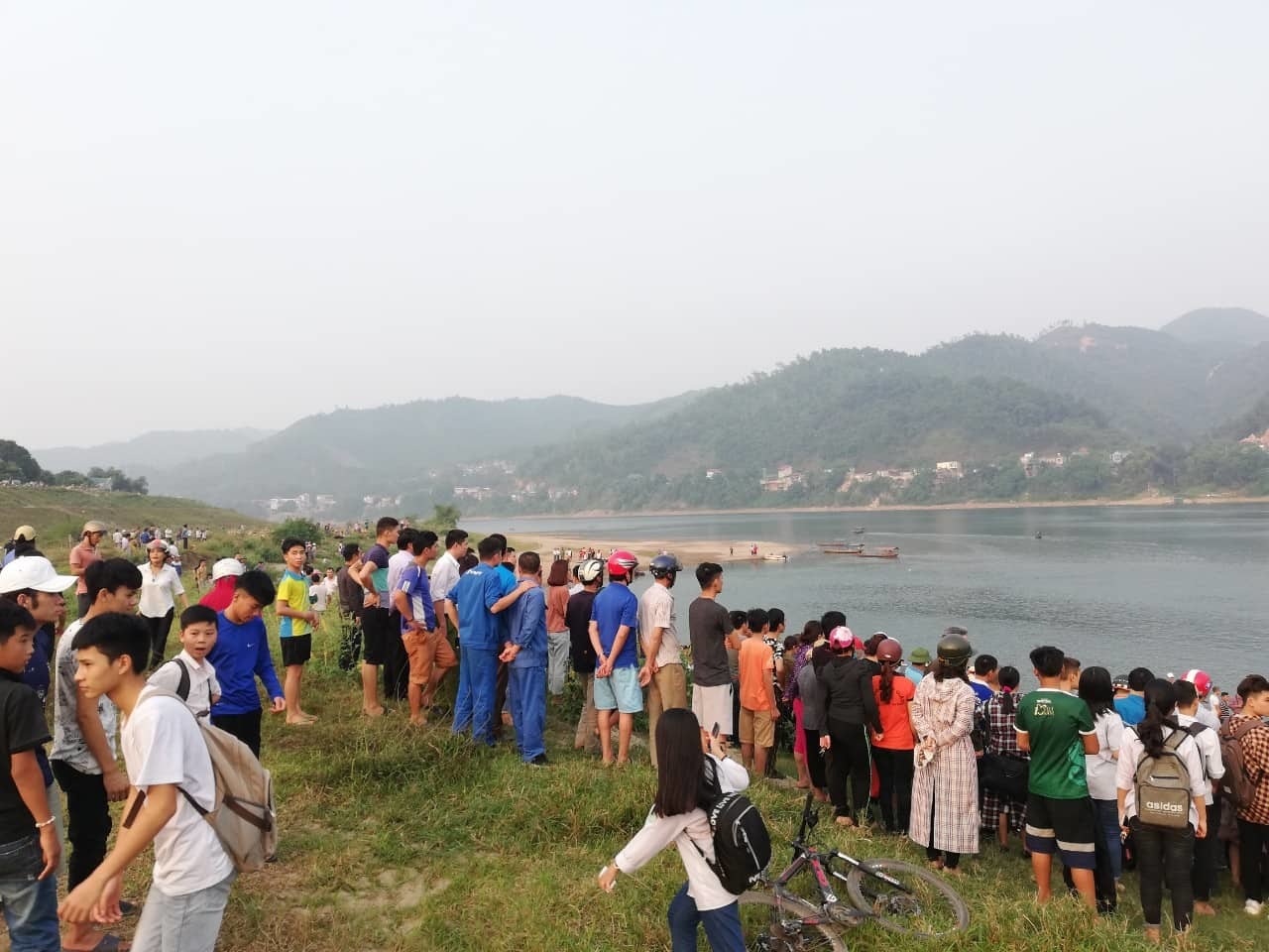 hoa binh: da xac dinh duoc danh tinh 8 hoc sinh duoi nuoc hinh anh 9
