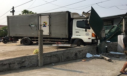 Tông sập quán cắt tóc, tài xế phải bồi thường 140 triệu đồng