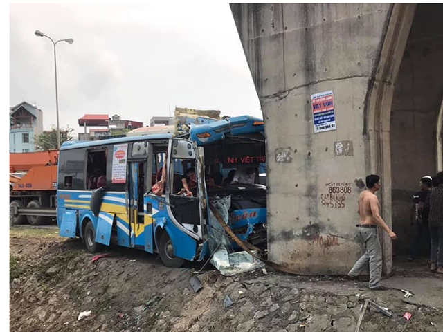 Kinh hoàng xe khách lao thẳng vào trụ cầu vượt, nhiều người bị thương - 1