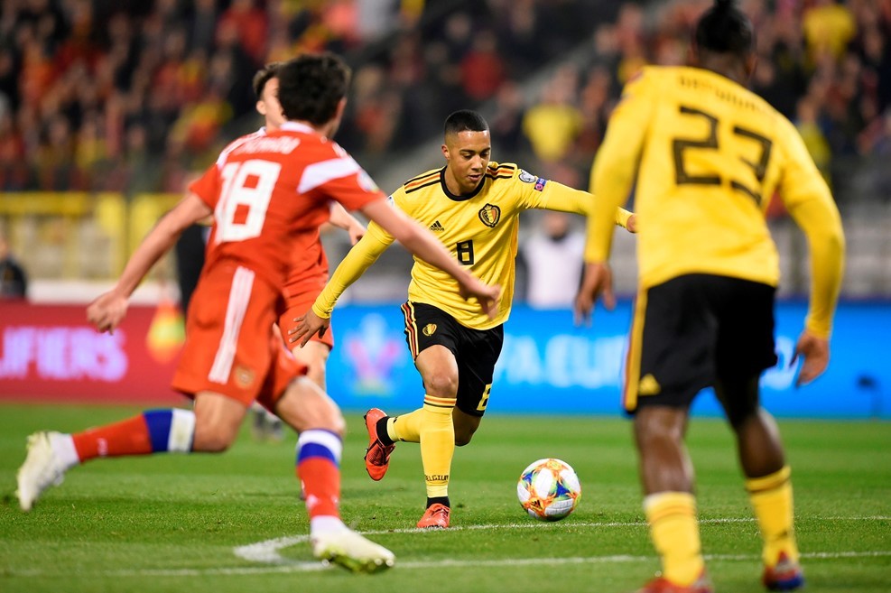 Hazard rực sáng, tuyển Bỉ vùi dập Nga
