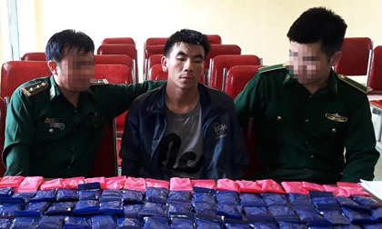Bắt đối tượng ngoại quốc vận chuyển 20.000 viên ma túy vào Việt Nam