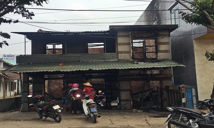 Nhà cháy rụi, 9 xe máy cũng bị cháy trơ khung