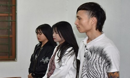 Hai chân dài cùng bạn bị bắt vì tàng trữ ma túy
