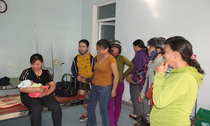 Bé trai sơ sinh bị bỏ rơi bên suối