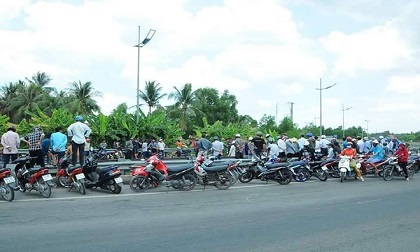 Bị nhóm thanh niên truy đuổi, thiếu niên tông vào dải phân cách tử vong