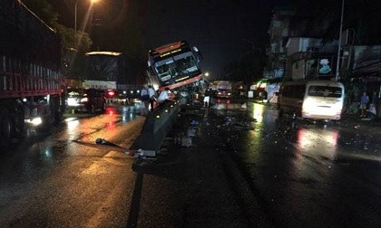 Hành khách hoảng loạn khi xe mất lái, leo lên trên dải phân cách