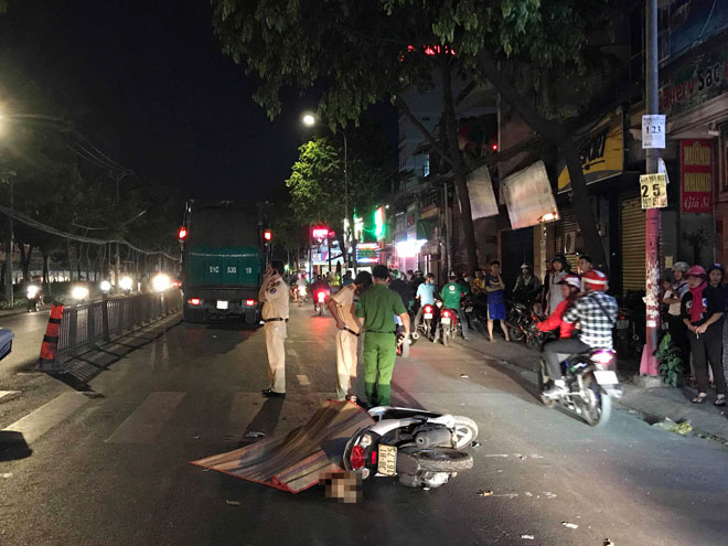 Chưa kịp ngồi dậy sau tai nạn, người phụ nữ bị xe chở rác tông chết - 1