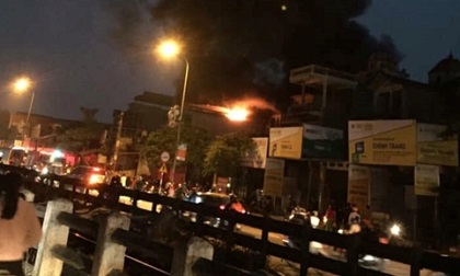 Cháy lớn tại nhà 5 tầng bán giày dép, 1 cụ ông ngạt khí tử vong