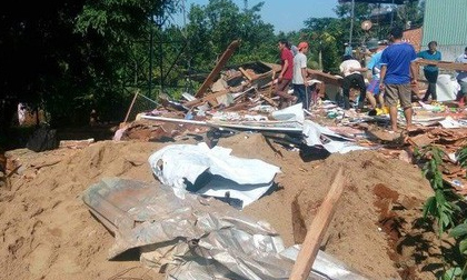 Đang ngủ trong nhà, vợ chồng bị xe ben cán chết, con gái 3 tuổi may mắn sống sót